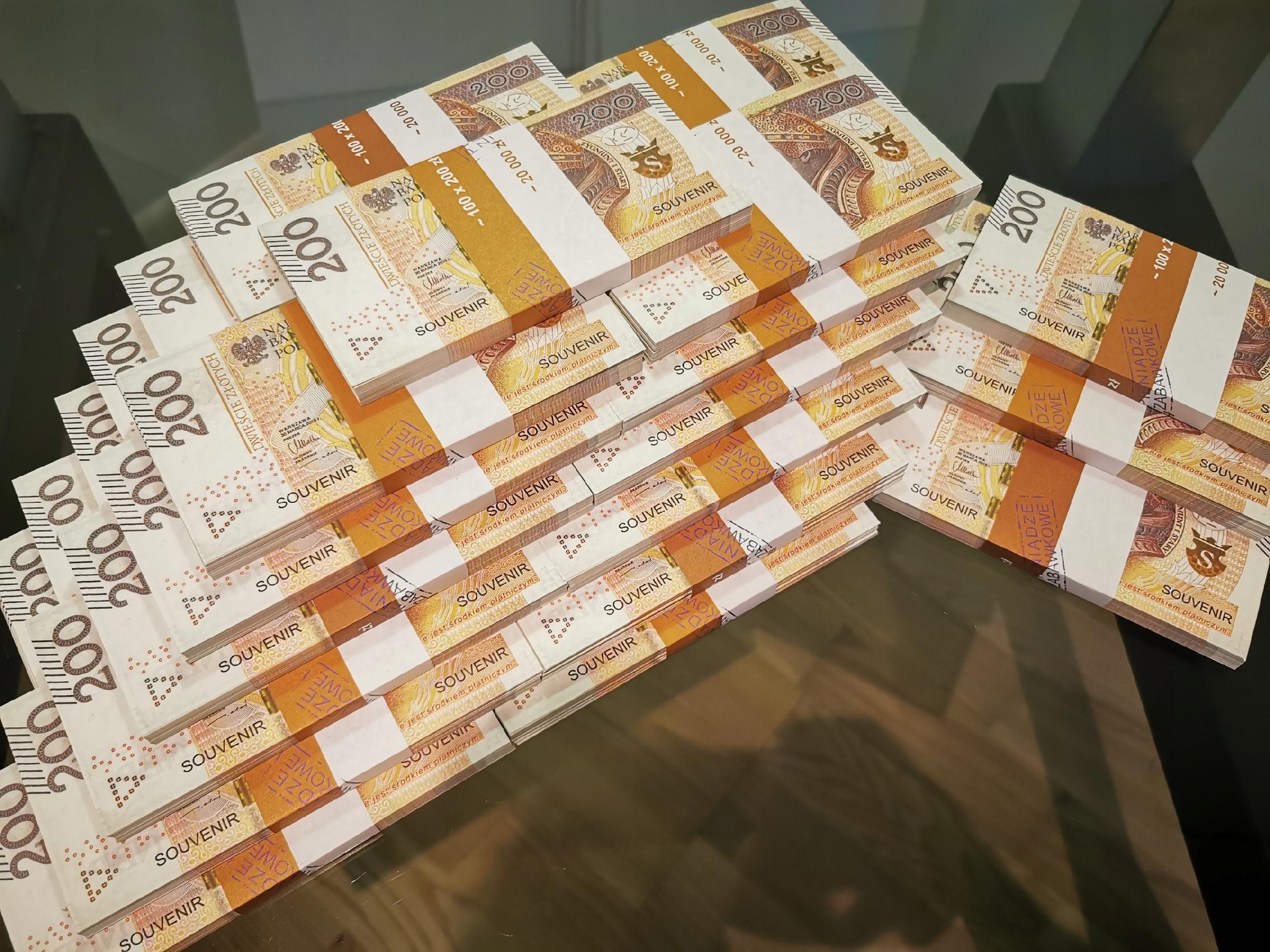 200złotych banknoty do zabawy i nauki plik 10szt 4 02a42121b9d22e16738caa7c76164d58